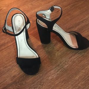 Classic black heels! *SOLD*